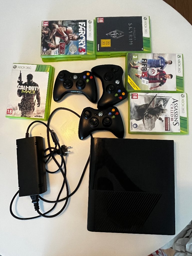 Xbox 360 Console + 3 Controllers + 10 Games, Spelcomputers en Games, 360 E, Ophalen of Verzenden, Met 3 controllers of meer, 250 GB