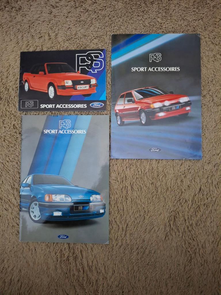 3x autofolder Ford RS accessoires, Verzenden, Zo goed als nieuw, Ford