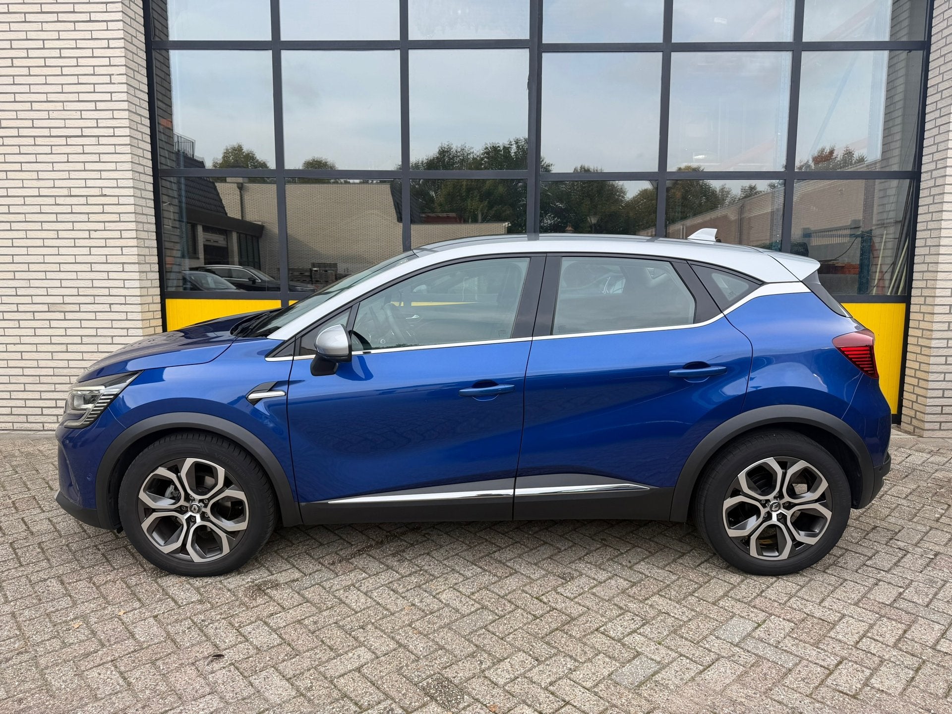 Renault Captur 140PK Edition One, Trekhaak Bose geluid & Ful, Auto's, Gebruikt, Blauw, Leder, Bedrijf