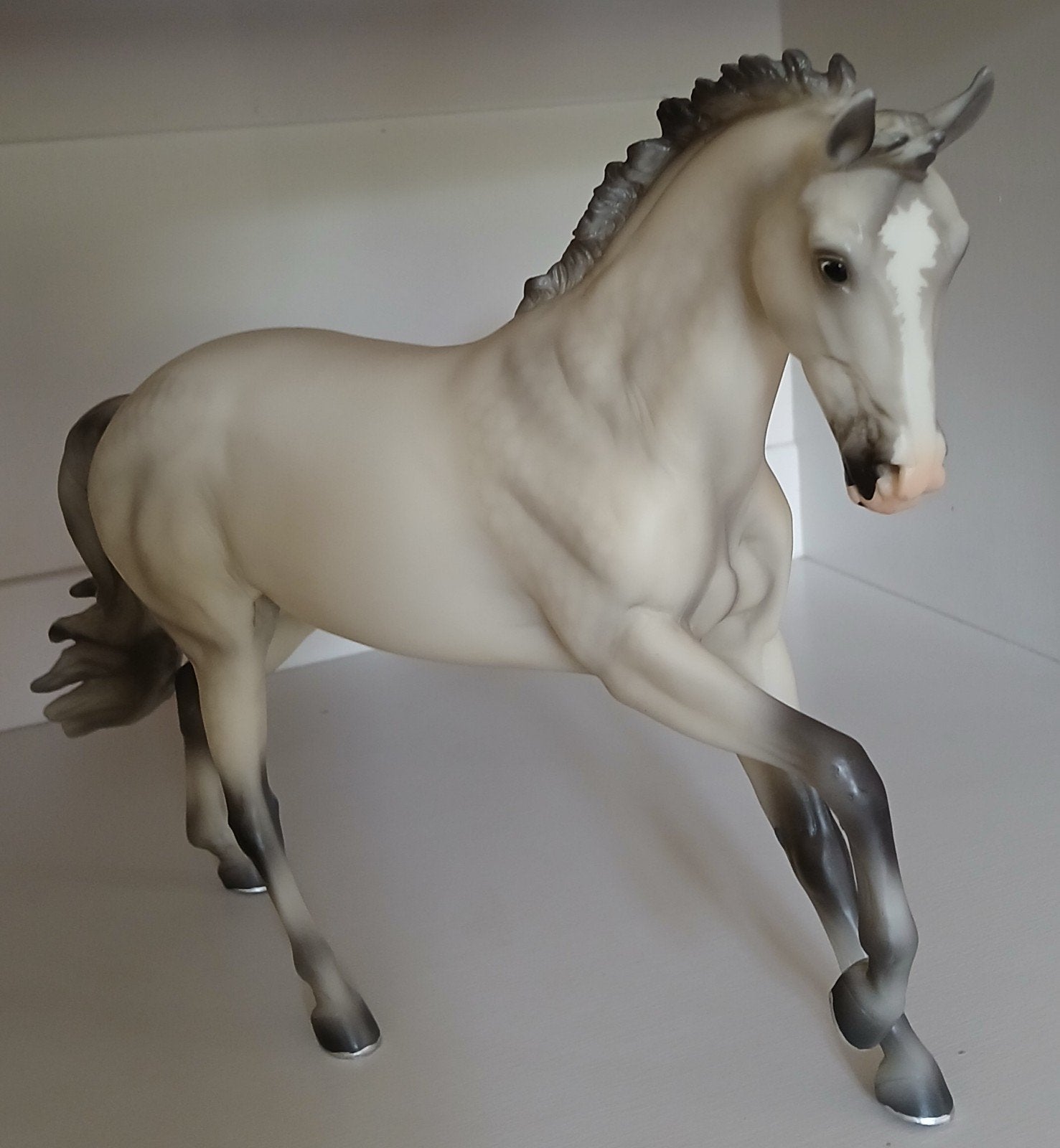 Breyer Traditional Catch Me (retired), Ophalen of Verzenden, Zo goed als nieuw, Paard, Beeldje of Figuurtje