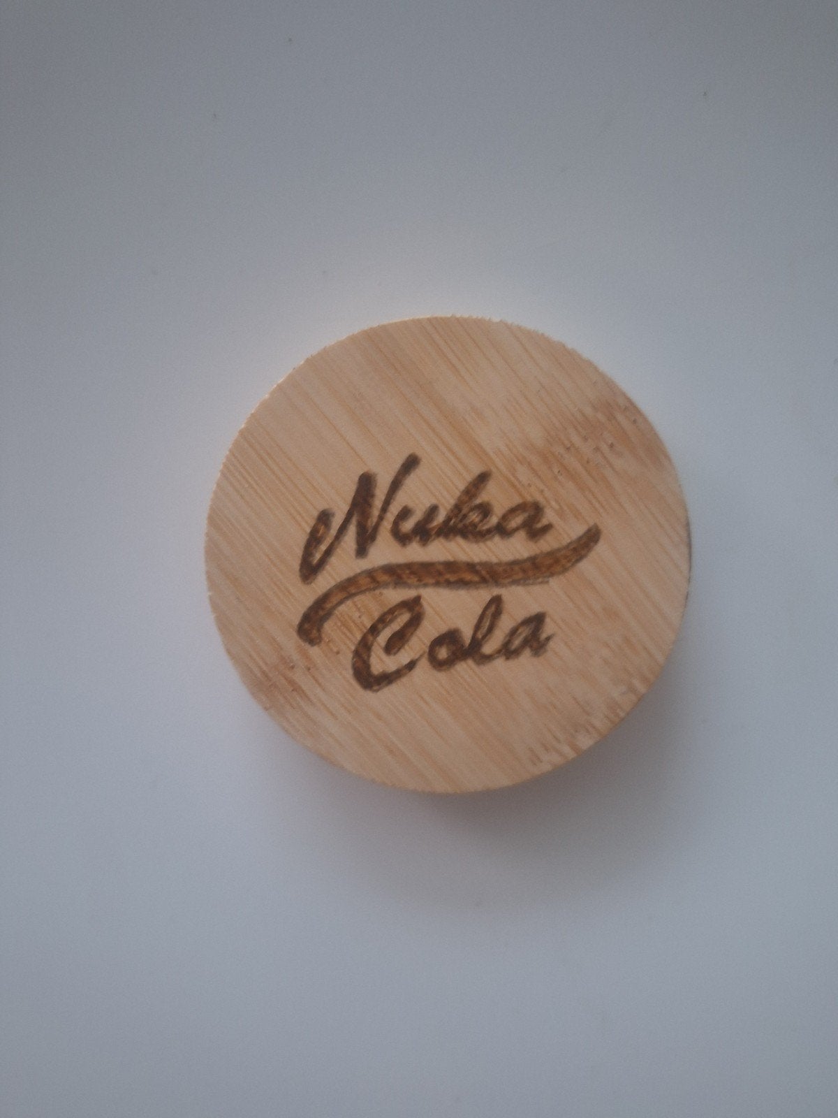 Fallout bieropener van hout 6,5 x 6,5 x 1 cm nieuw, Gevondenengemaakt@gmail.com, Nieuw, Ophalen of Verzenden, Fallout
