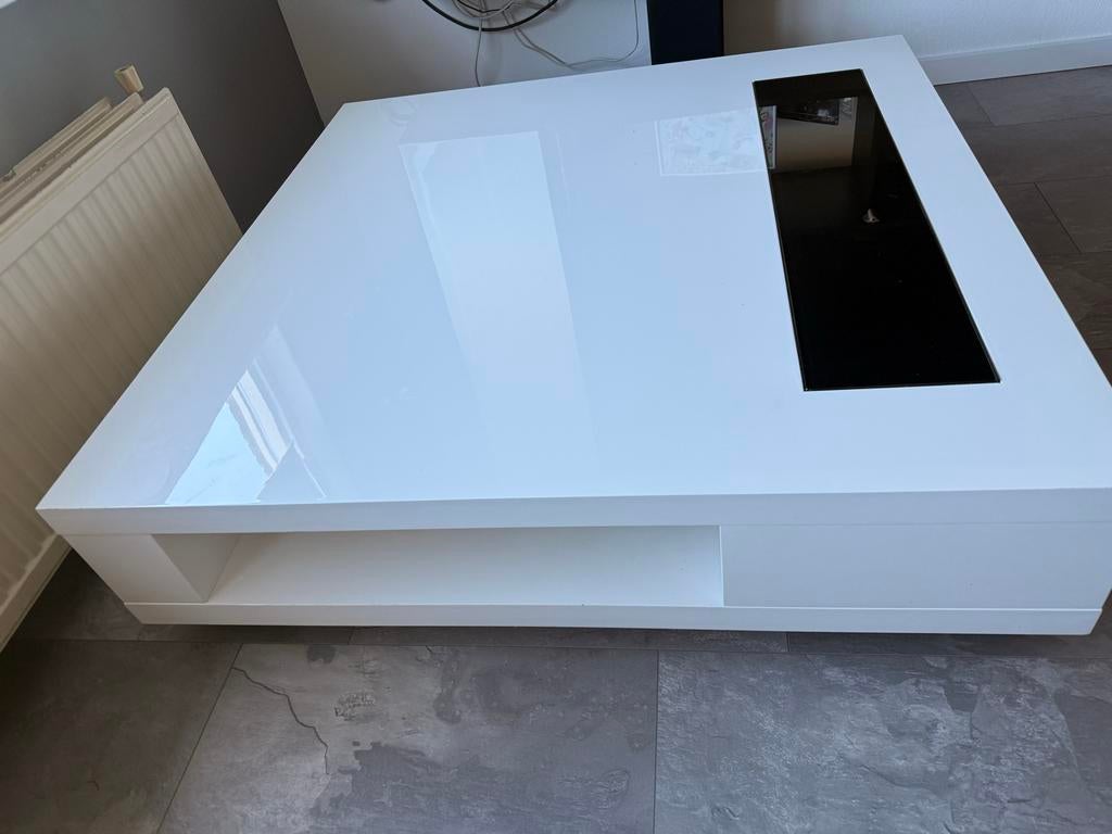 Moderne witte salontafel met glazen inzet, Huis en Inrichting, Tafels | Salontafels, Kunststof, 100 tot 150 cm, Vierkant, Ophalen of Verzenden
