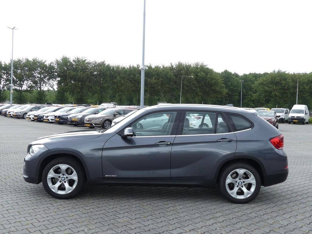BMW X1 sDrive20i 184 pk Automaat | Xenon | Navi | Trekhaak, Stof, Zwart, 4 cilinders, Stationwagon