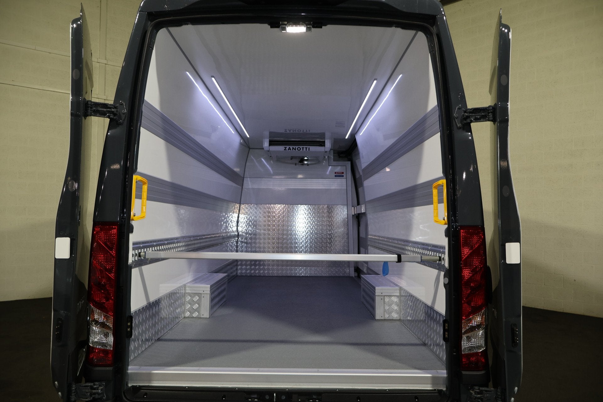 Iveco Daily 35S18 L4 H2 Koelwagen (bj 2024), Auto's, Stof, Gebruikt, 4 cilinders, Iveco