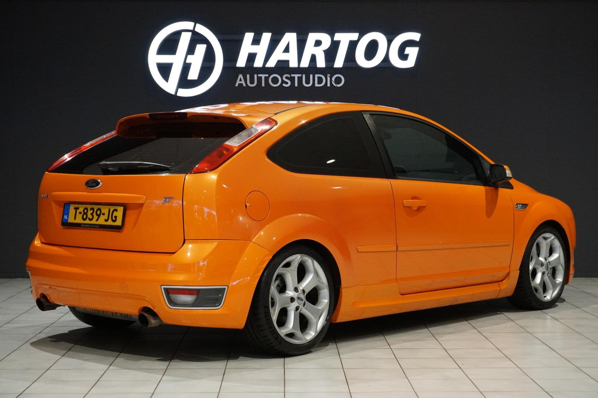 Ford Focus 2.5-20V ST 226PK 3-DRS *ELECTRIC ORANGE* + CARPLA, Stof, Gebruikt, Overige kleuren, 11 km/l