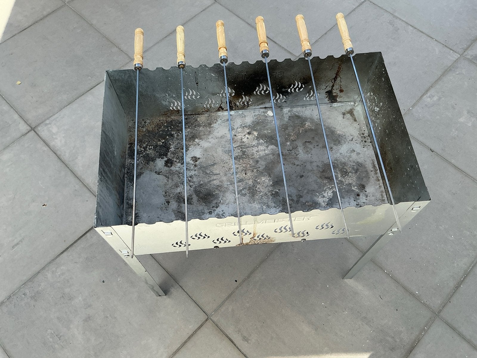 Gebruikte Grillmaster BBQ met 6 spiesen, Tuin en Terras, Houtskoolbarbecues, Ophalen of Verzenden, Gebruikt