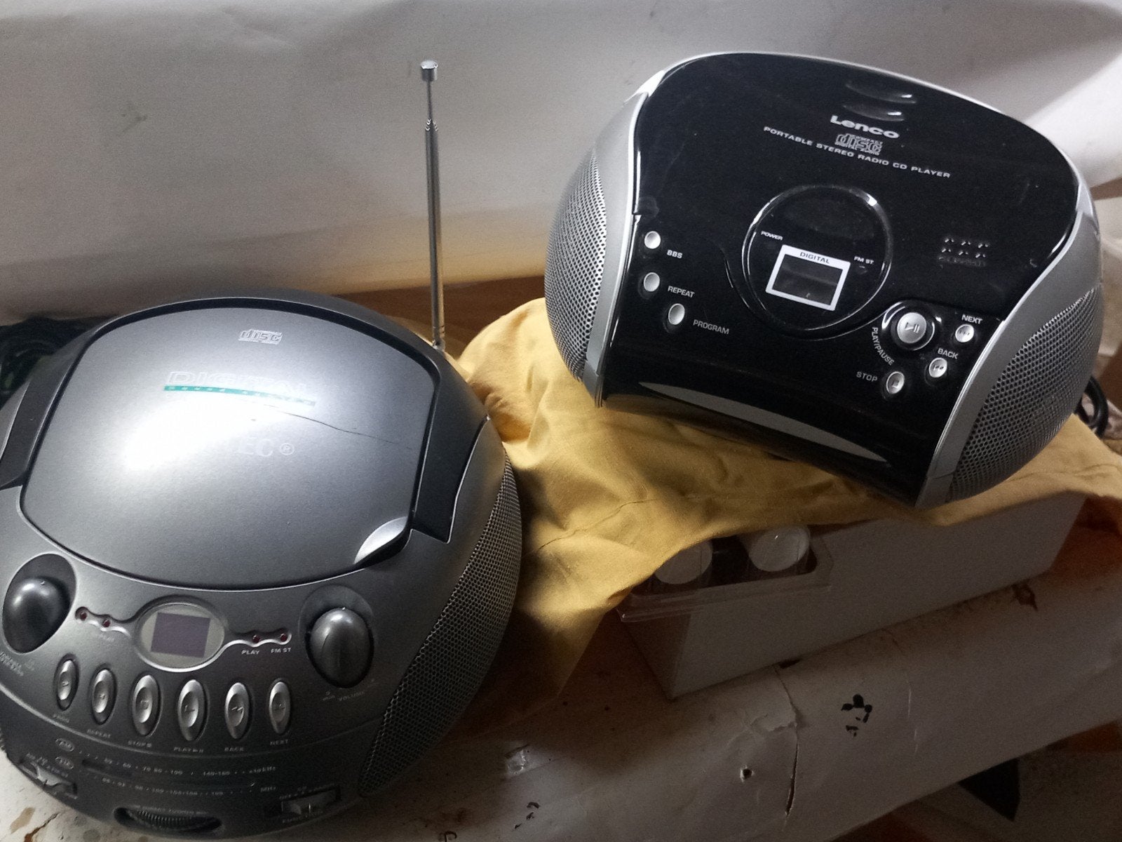 Radio/CD-spelers - 220V of op batterij, Ophalen of Verzenden, Gebruikt, Radio, Met cd-speler