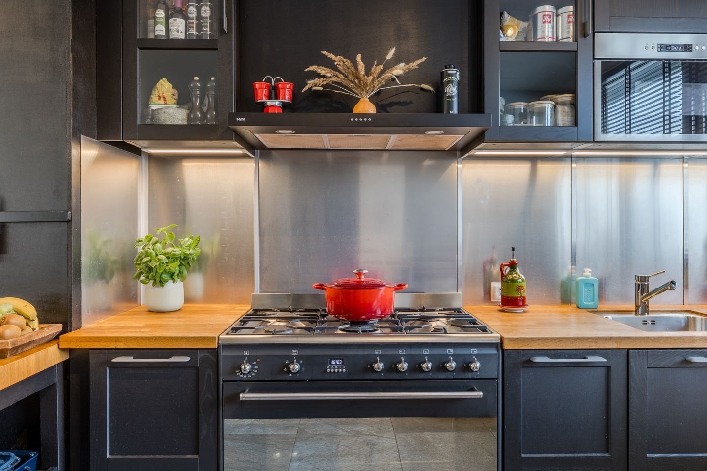 Zwarte IKEA Metod keuken met Smeg apparatuur, Huis en Inrichting, Keuken | Complete keukens, Ophalen, Zwart, Enkelwandige keuken