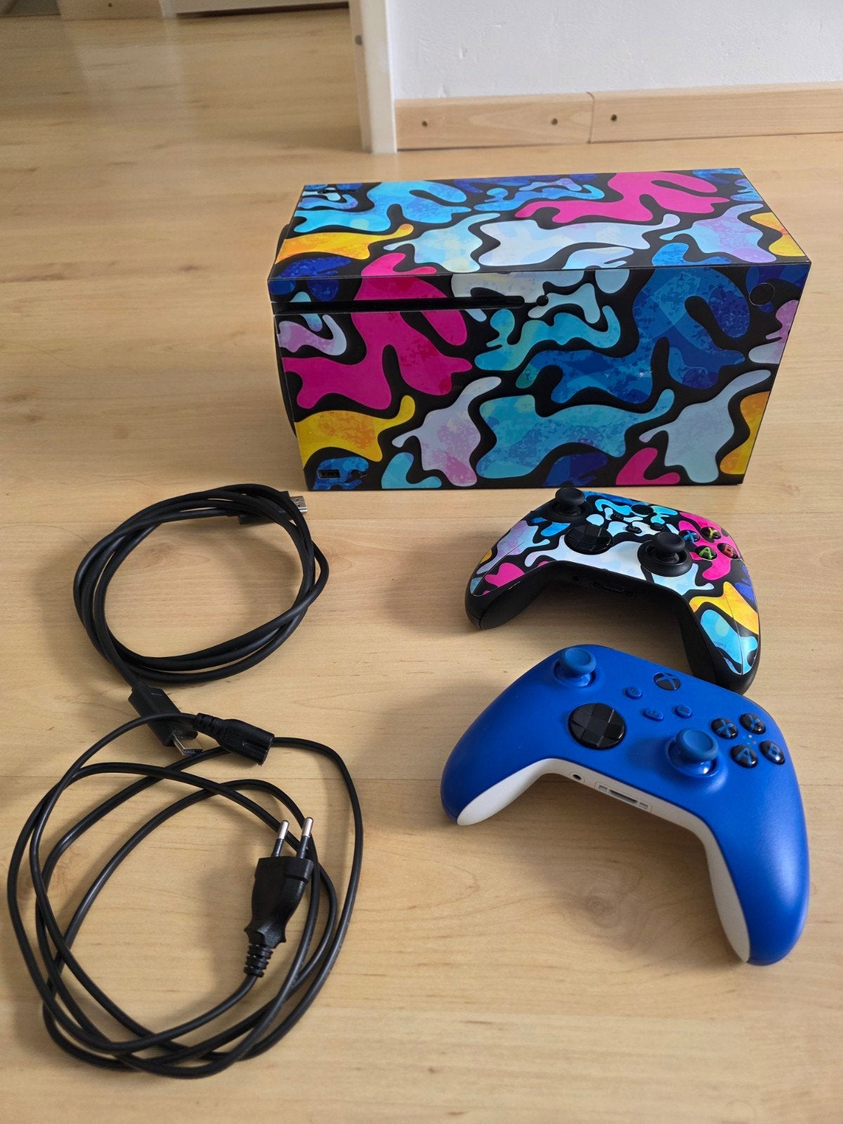 Foto 2 van Xbox Series X 1TB disc edition met 2 controllers - wrapped