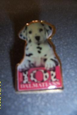 Disney 101 Dalmatiërs pin hondje op logo 4x2cm, Ophalen of Verzenden, Overige figuren, Nieuw, Beeldje of Figuurtje