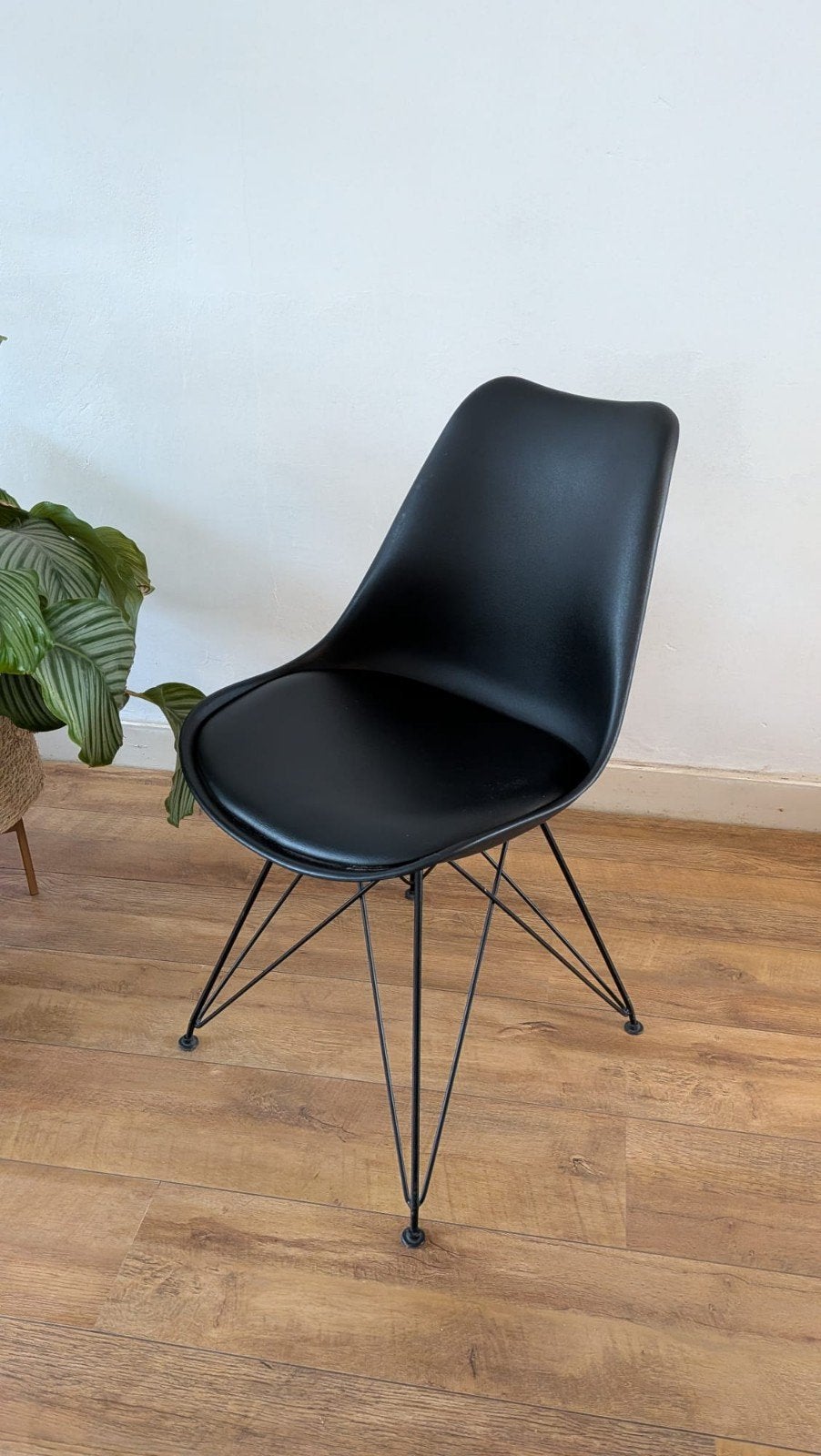 4x zwarte kuipstoelen met leren bekleding en metalen poten, Ophalen, Gebruikt, Leer, Zwart