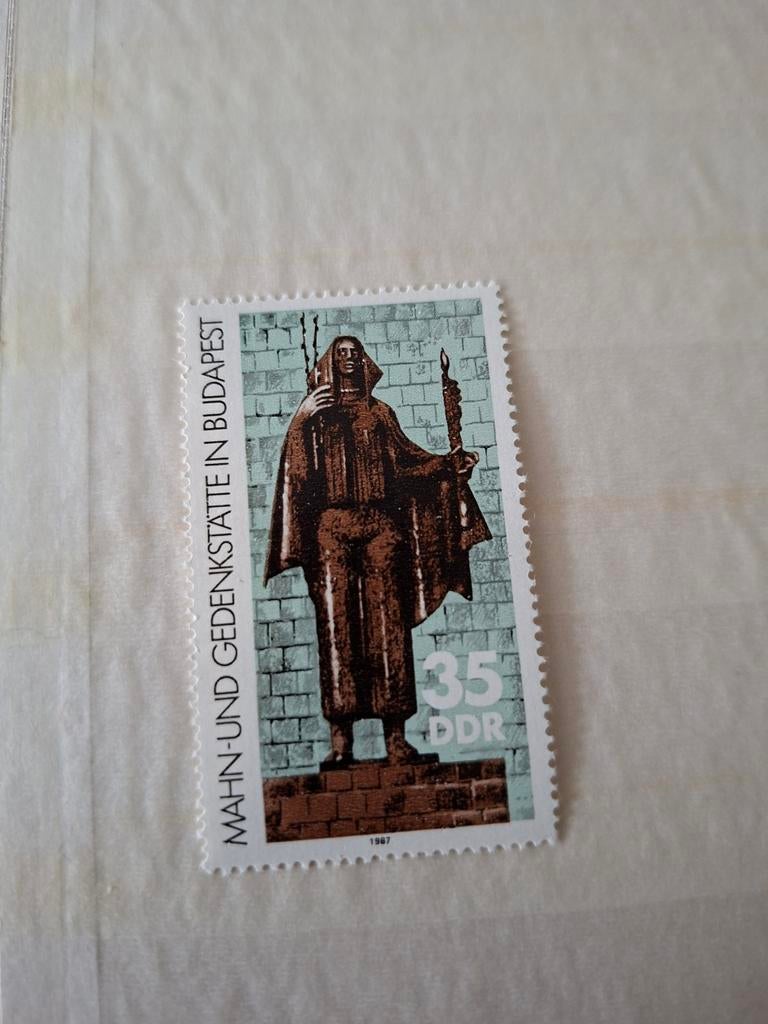 DDR Postzegel 1987 - Mahn- und Gedenkstätte in Budapest, Postzegels en Munten, Postzegels | Europa | Duitsland, Ophalen of Verzenden