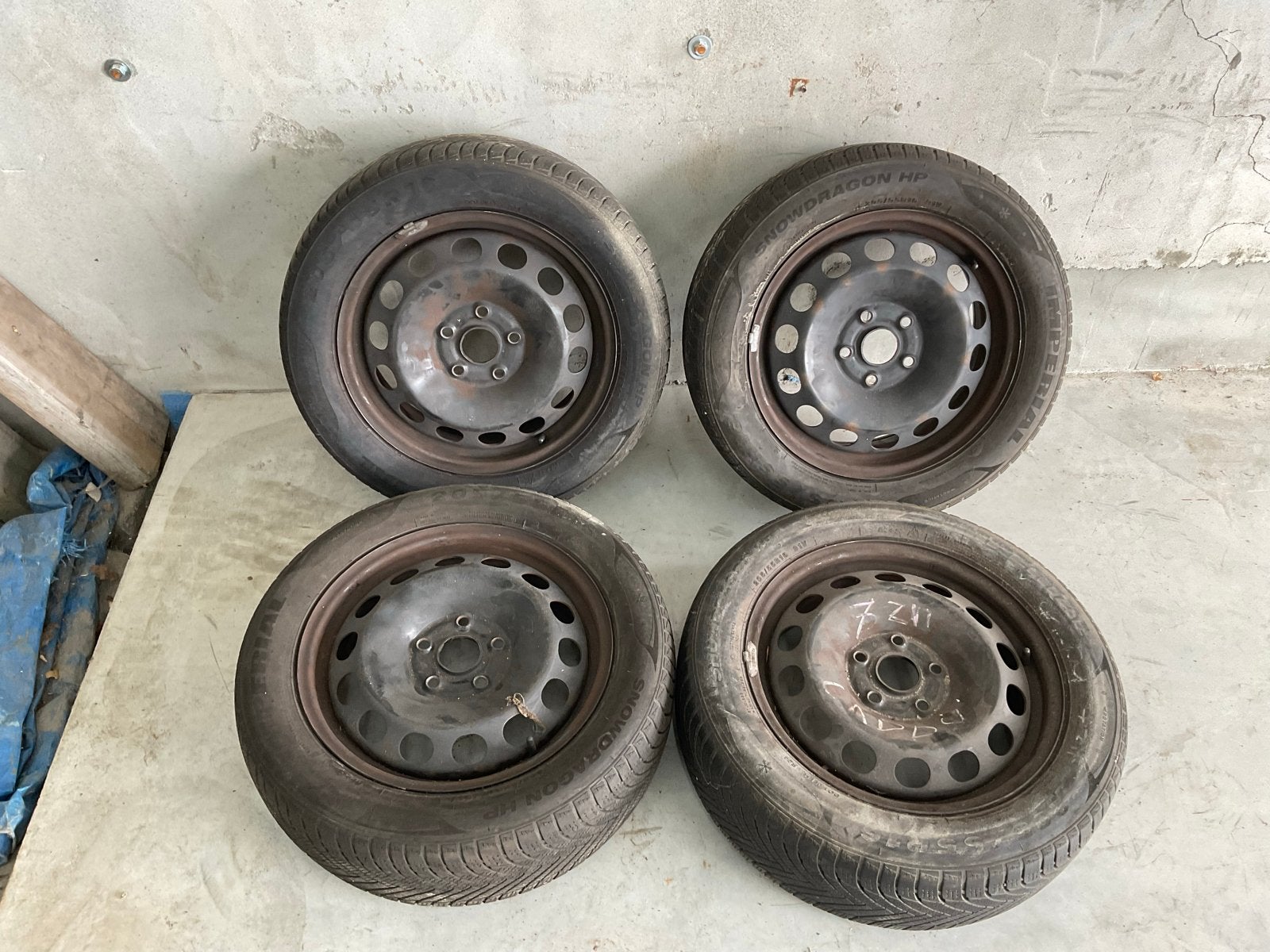 Stalen velgen met winterbanden 205/55 R16 VW Caddy, 16 inch, Banden en Velgen, Bestelwagen, Gebruikt