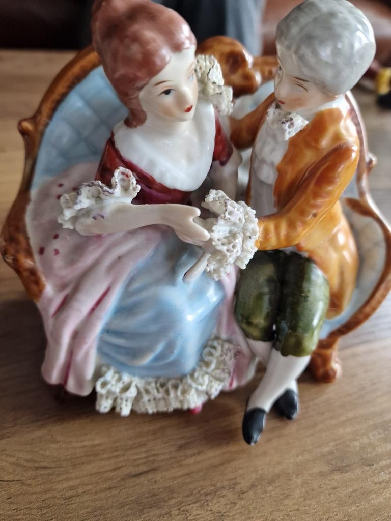 Porseleinen paartje op bank - Romantisch beeldje, Antiek en Kunst, Ophalen of Verzenden