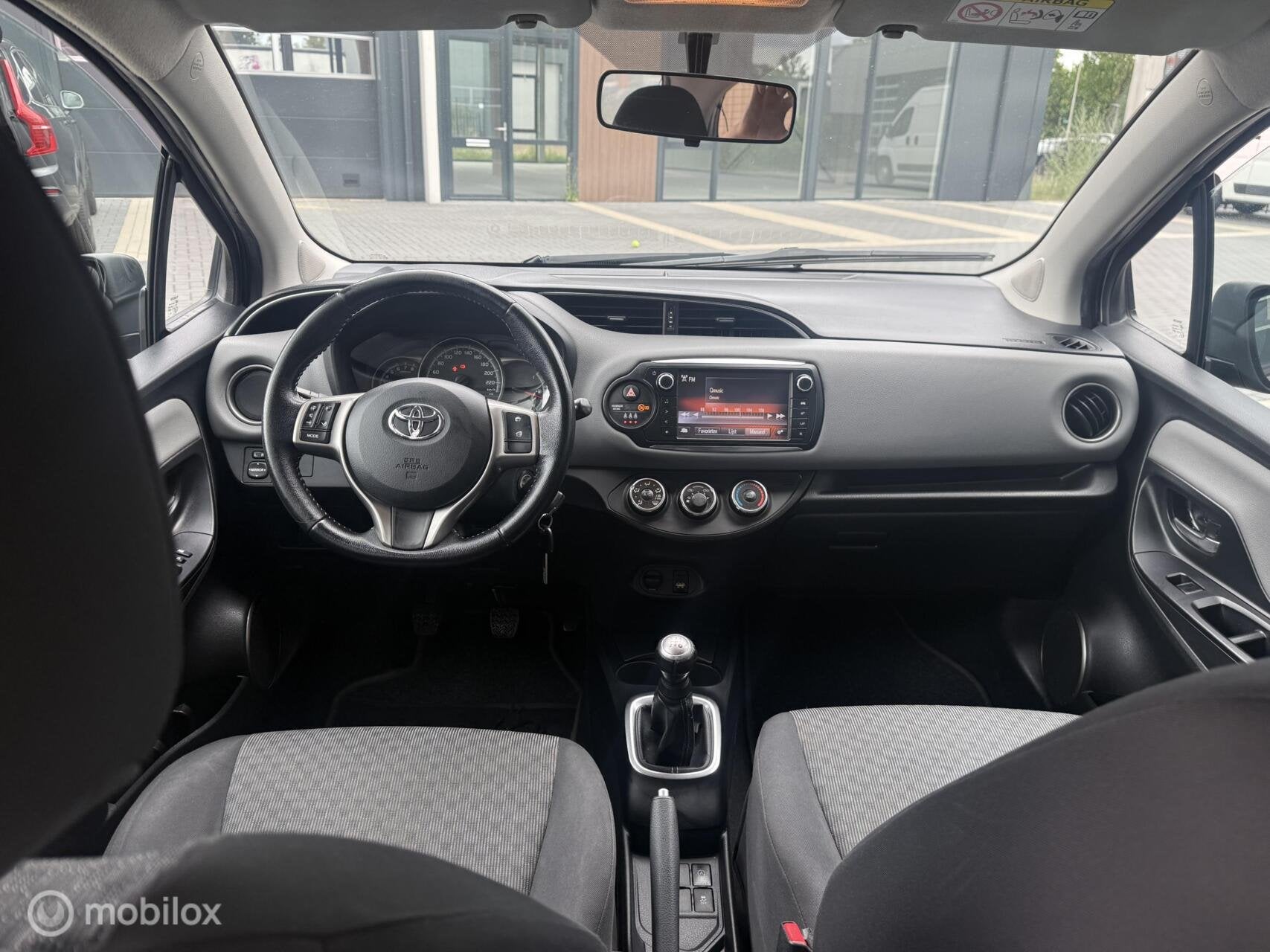 Toyota Yaris 1.0 VVT-i Aspiration achteruit camera trekhaak, Auto's, Toyota, Voorwielaandrijving, Start-stop-systeem, Euro 6, Bruin