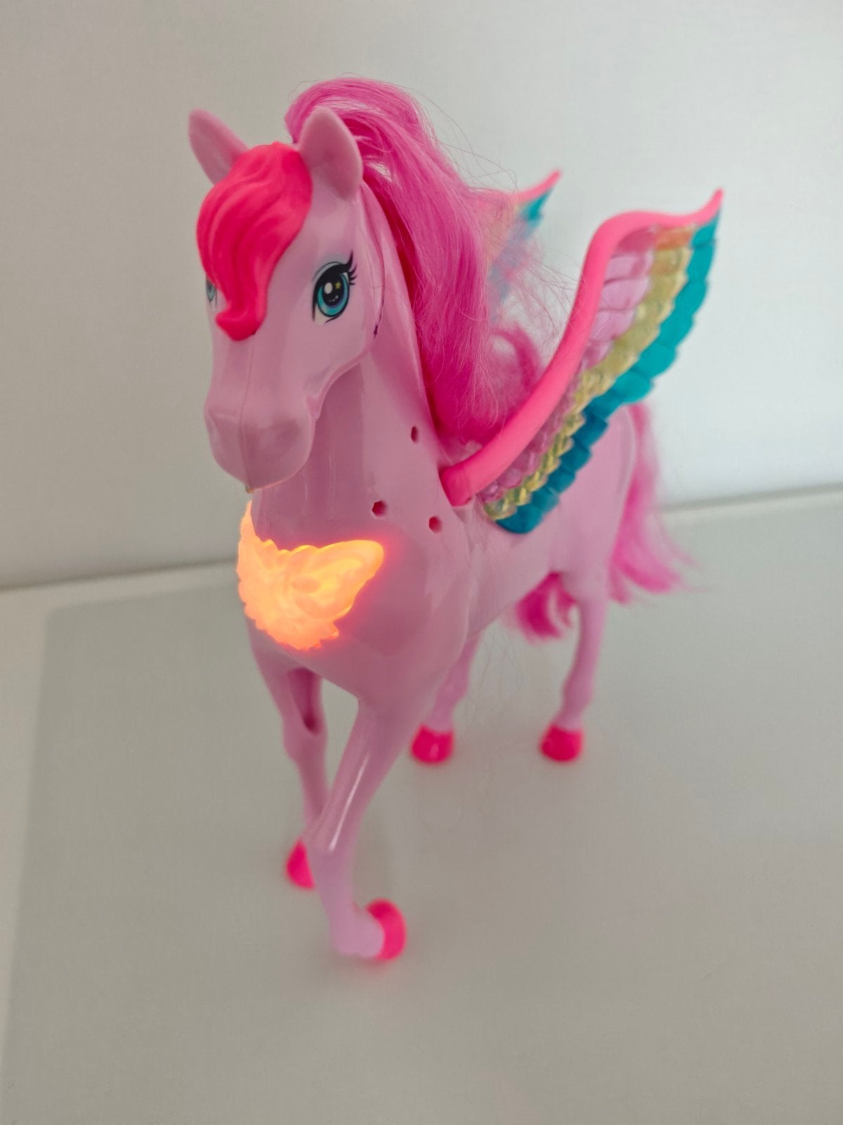 Barbie Roze Paard met Vleugels - Lichtgevend Speelgoed, Ophalen of Verzenden, Zo goed als nieuw, Meisje