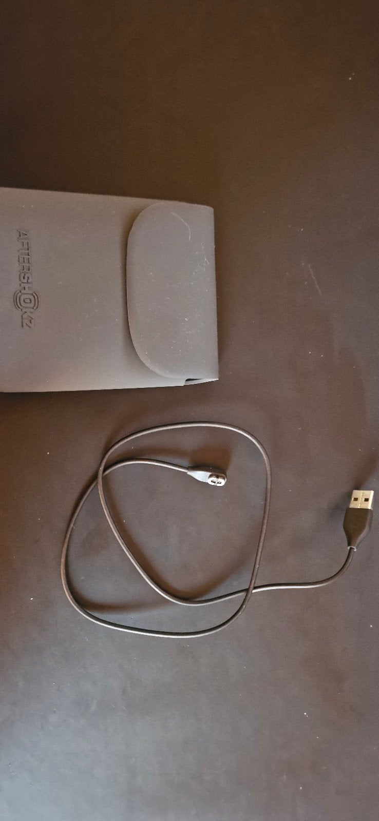 Aftershokz oplaadkabel en opberghoesje, Ophalen of Verzenden, Zo goed als nieuw, Bescherming