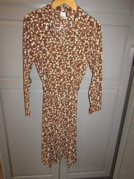 G882 FOS mt L doorknoopjurk donkerbruin wit bloemen chiffon, Bruin, Verzenden, Maat 42/44 (L), FOS Amsterdam