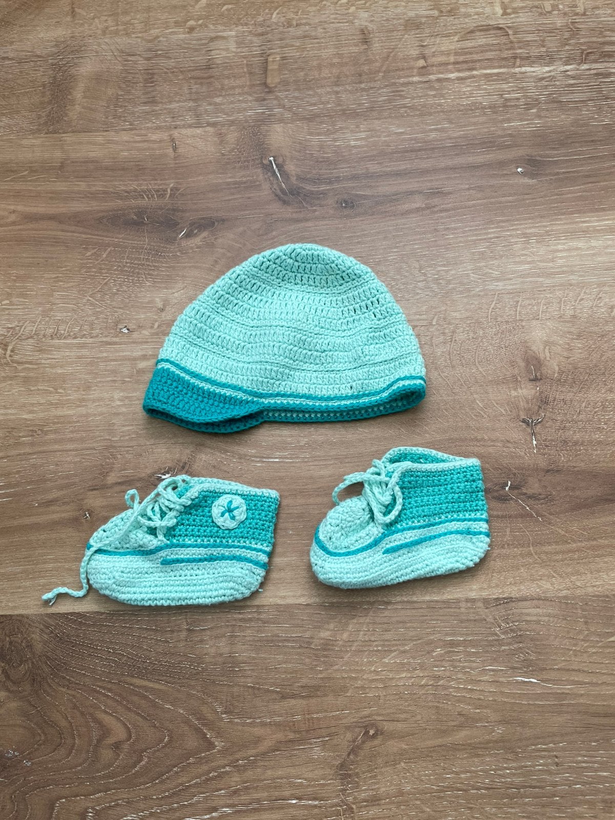 Groen gehaakt mutsje en schoentjes Converse stijl lft 3-6mnd, Ophalen of Verzenden, Jongetje of Meisje, Muts