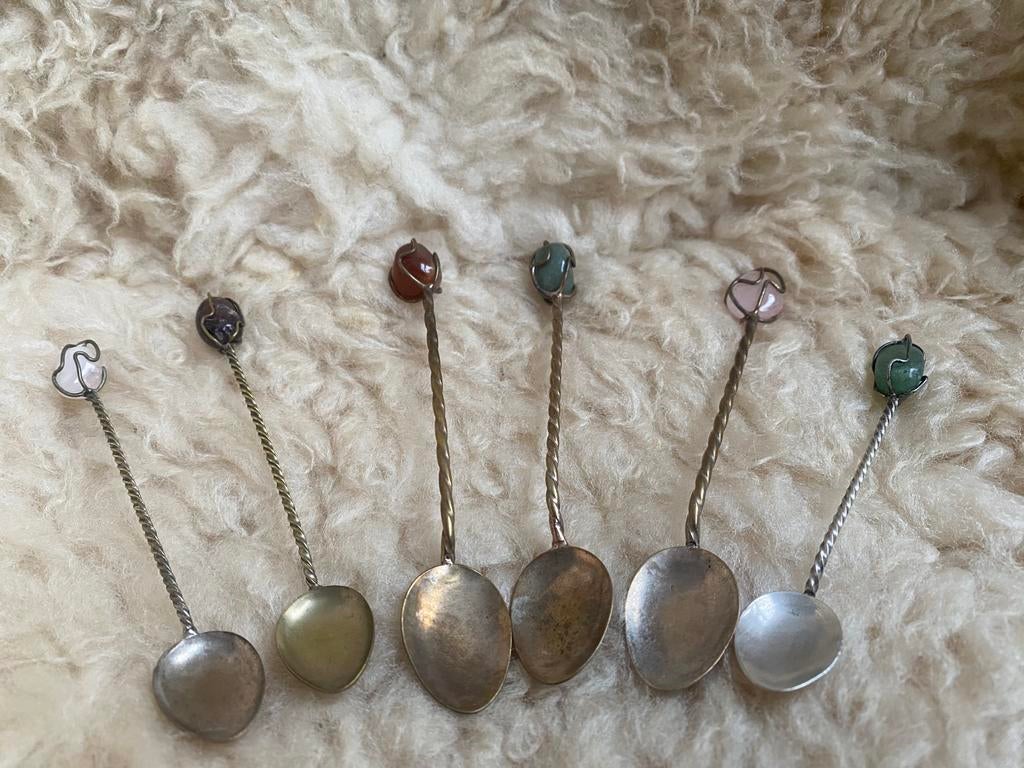 6 vintage verzilverde lepeltjes met edelstenen, Ophalen of Verzenden, Gebruikt, Bestek, Verzilverd