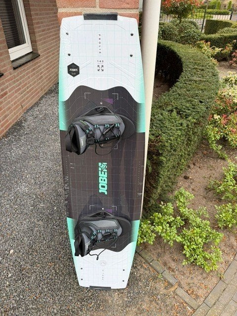 Nieuw Jobe Prolix wakeboard 1.38 mtr + universele bindingen, Ophalen of Verzenden, Nieuw