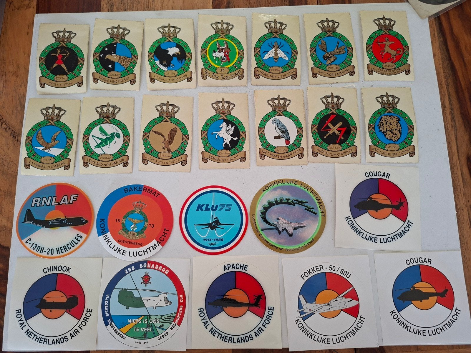 Diverse stickers en kaarten KLU, Verzamelen, Militaria | Algemeen, Ophalen of Verzenden, Landmacht, Nederland, Embleem of Badge