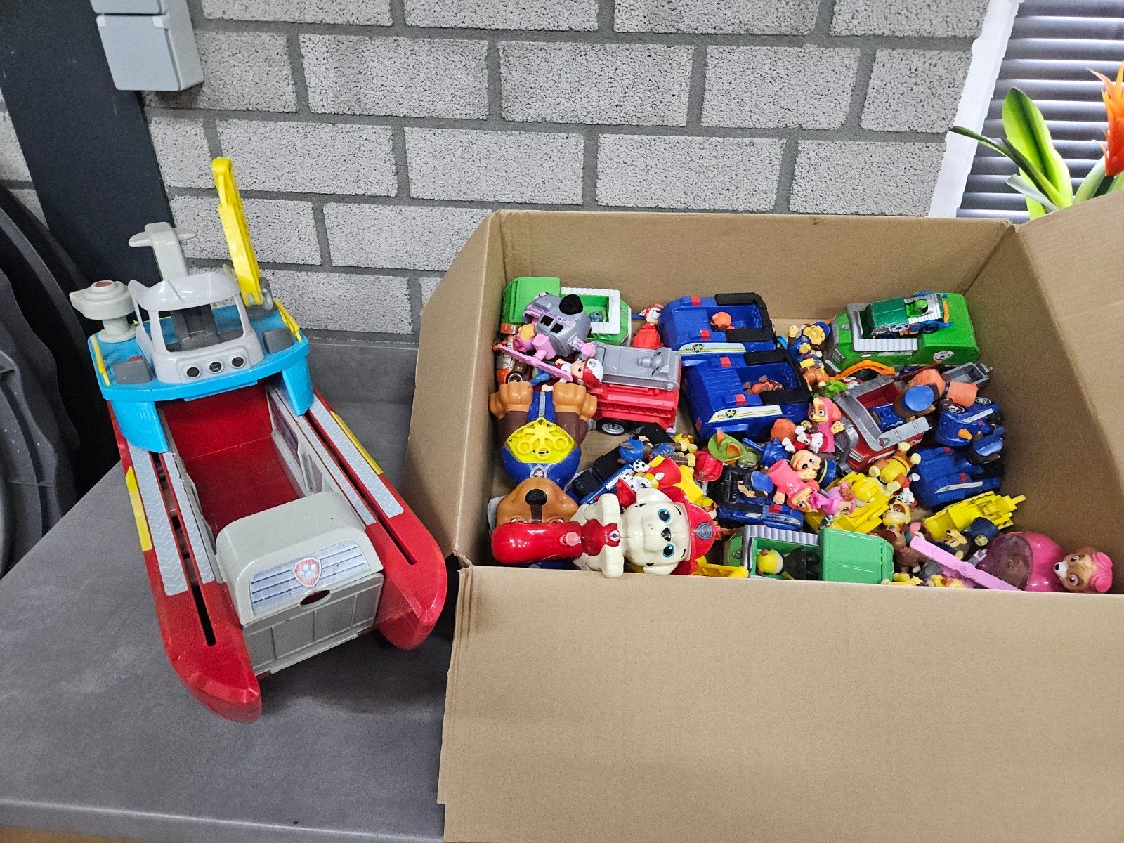 doos paw patrol speelgoed boot politie veel poppetjes, Ophalen of Verzenden