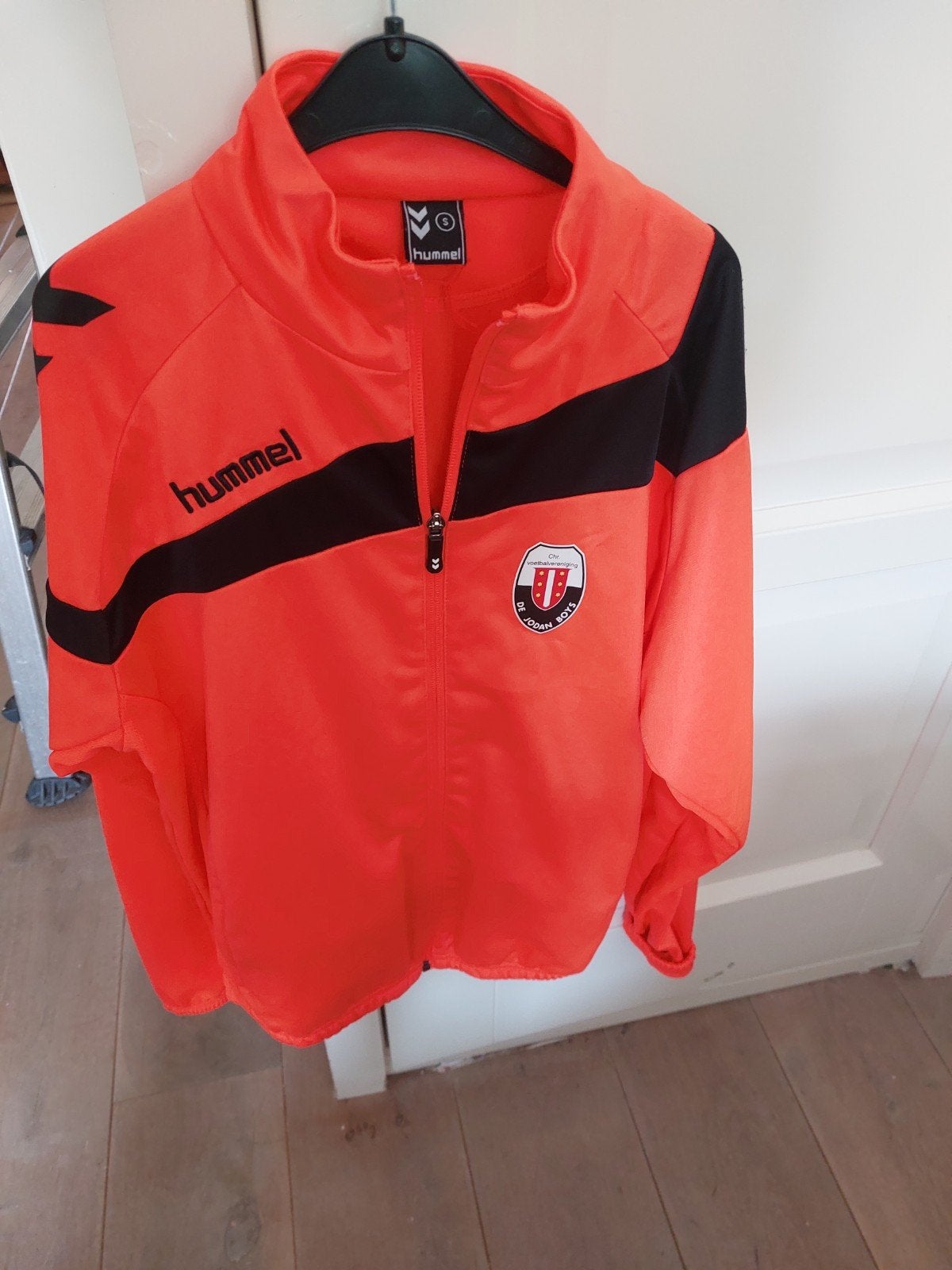 Hummel Jodan Boys Trainingsjasje Maat 176/S Oranje Zwart, Ophalen, Oranje, Zo goed als nieuw, Voetbal
