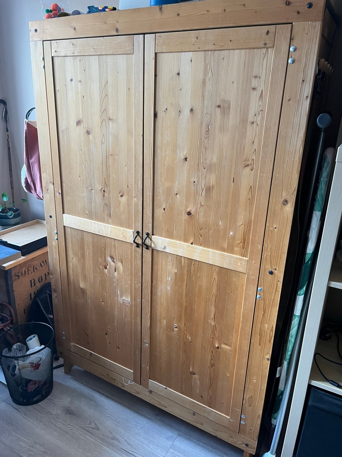 Massief grenen kledingkast met deuren en hangruimte, Huis en Inrichting, Kasten | Kledingkasten, Ophalen, Gebruikt, 100 tot 150 cm