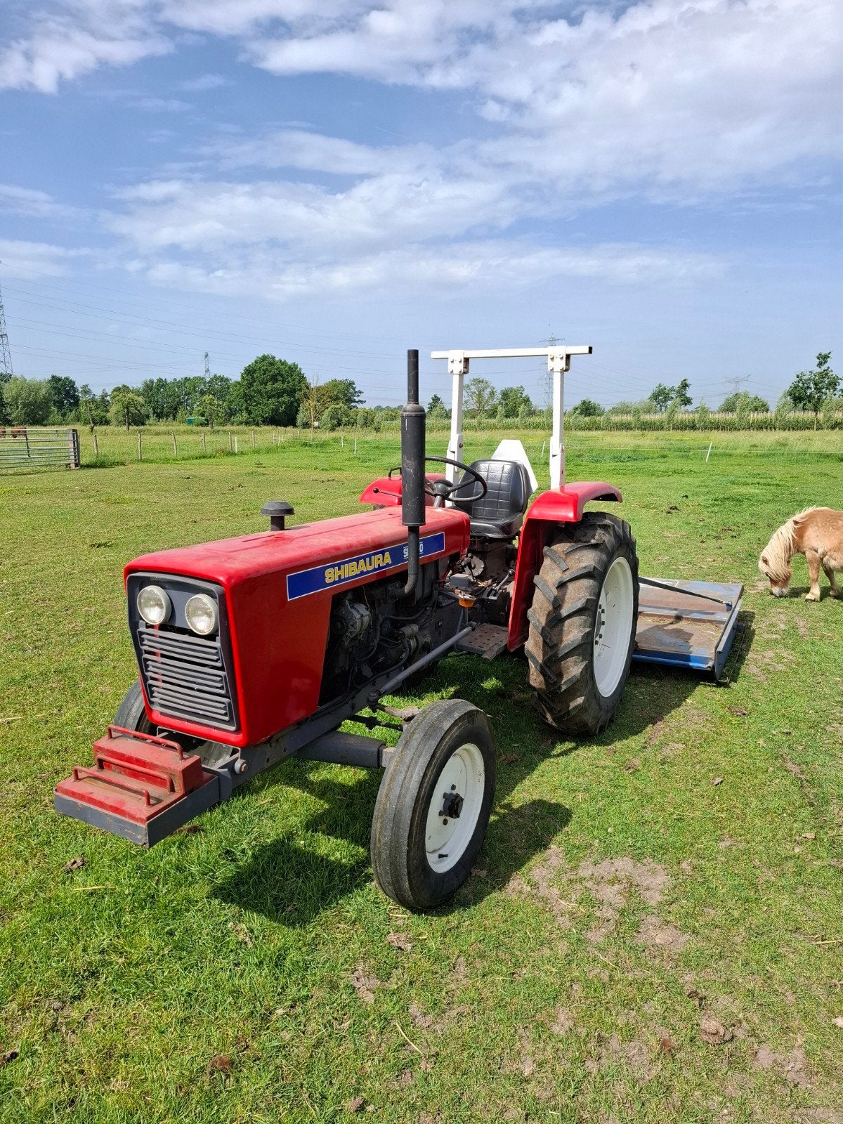 Shibaura Tractor met diverse werktuigen, Ophalen