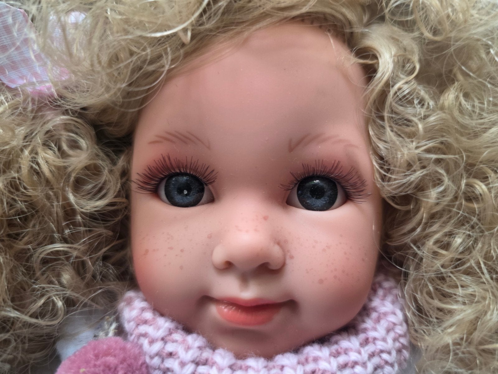 Lloren's pop met krullen en winteroutfit - Nieuw in doos, Ophalen, Nieuw, Overige typen