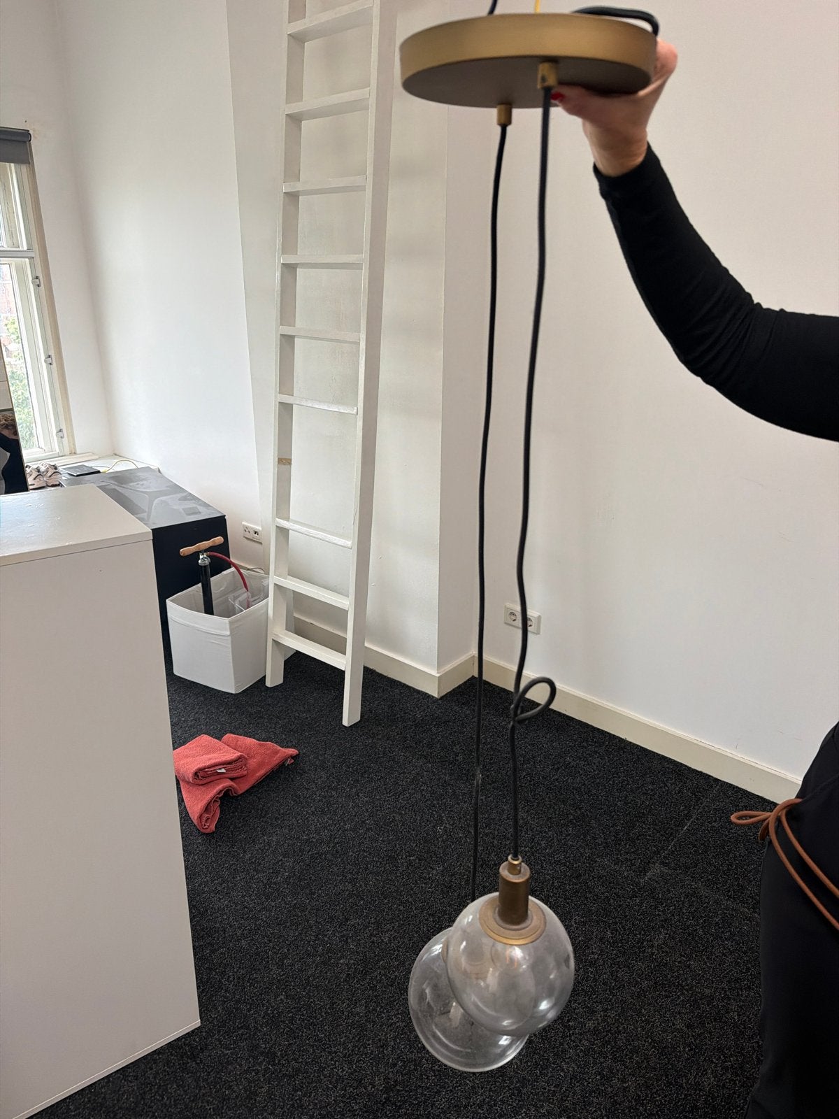 GRATIS Moderne hanglamp met twee glazen bollen Karwei, Ophalen of Verzenden, Zo goed als nieuw, Glas, E27 (groot)