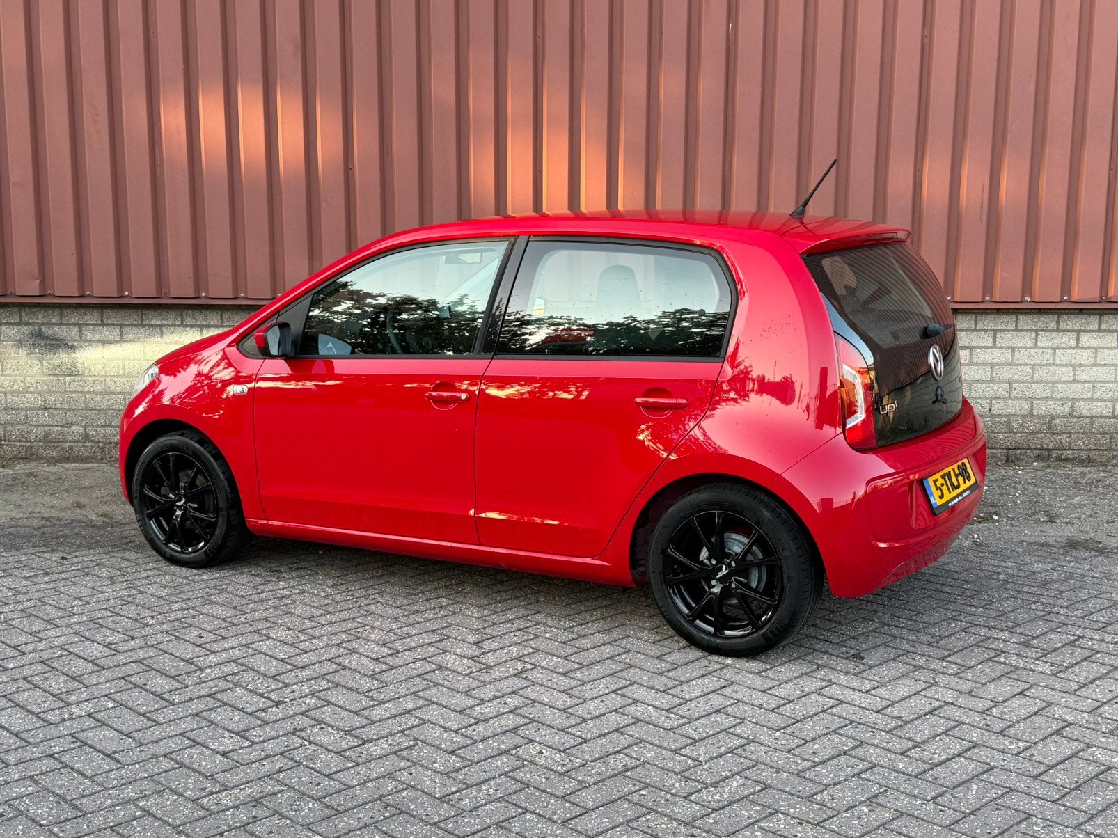 Foto 3 van Volkswagen up! 1.0 44KW/60PK 5-DRS 2014 Rood