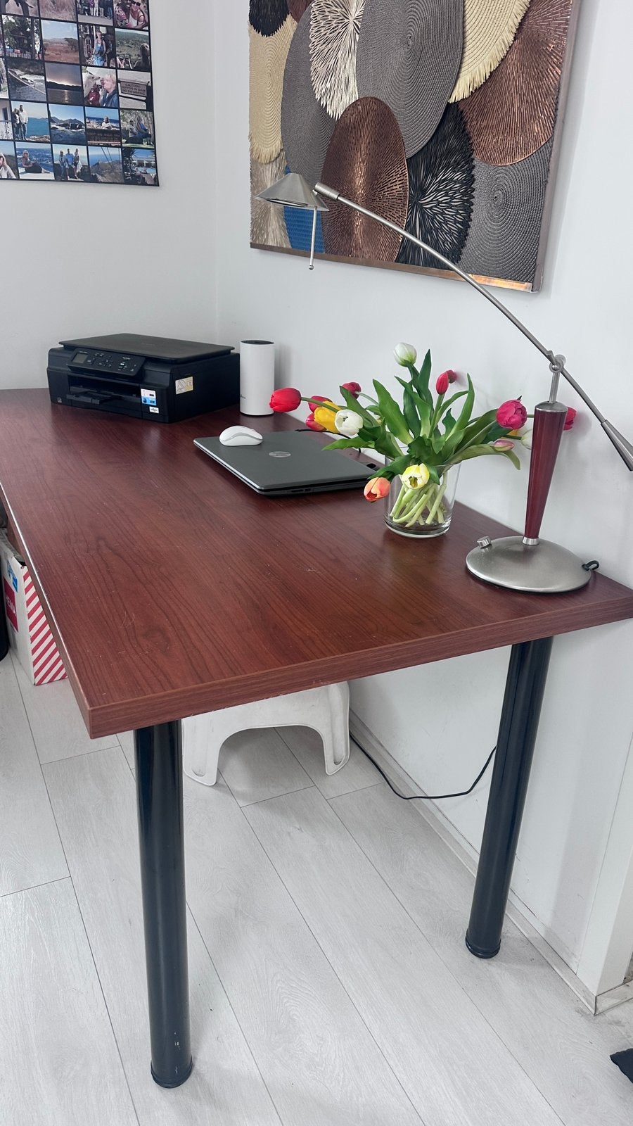 Ruim bureau met donkerbruin blad en zwarte poten, Ophalen, Gebruikt, Hout, Bruin