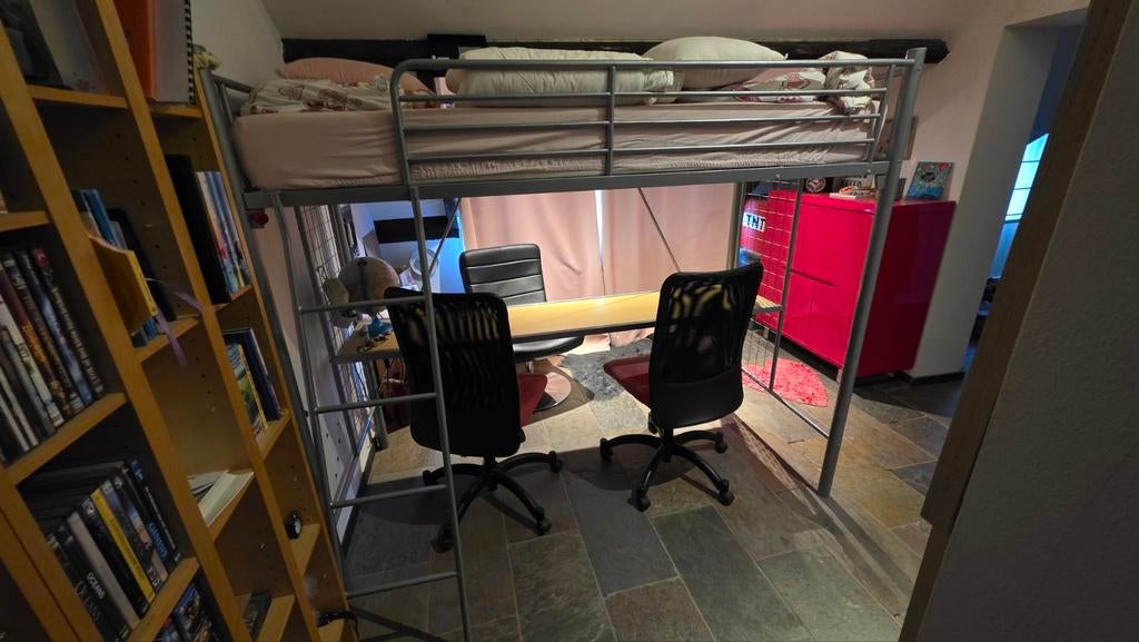Metalen bed - beuken bureau combinatie, Huis en Inrichting, Slaapkamer | Bedden, Ophalen