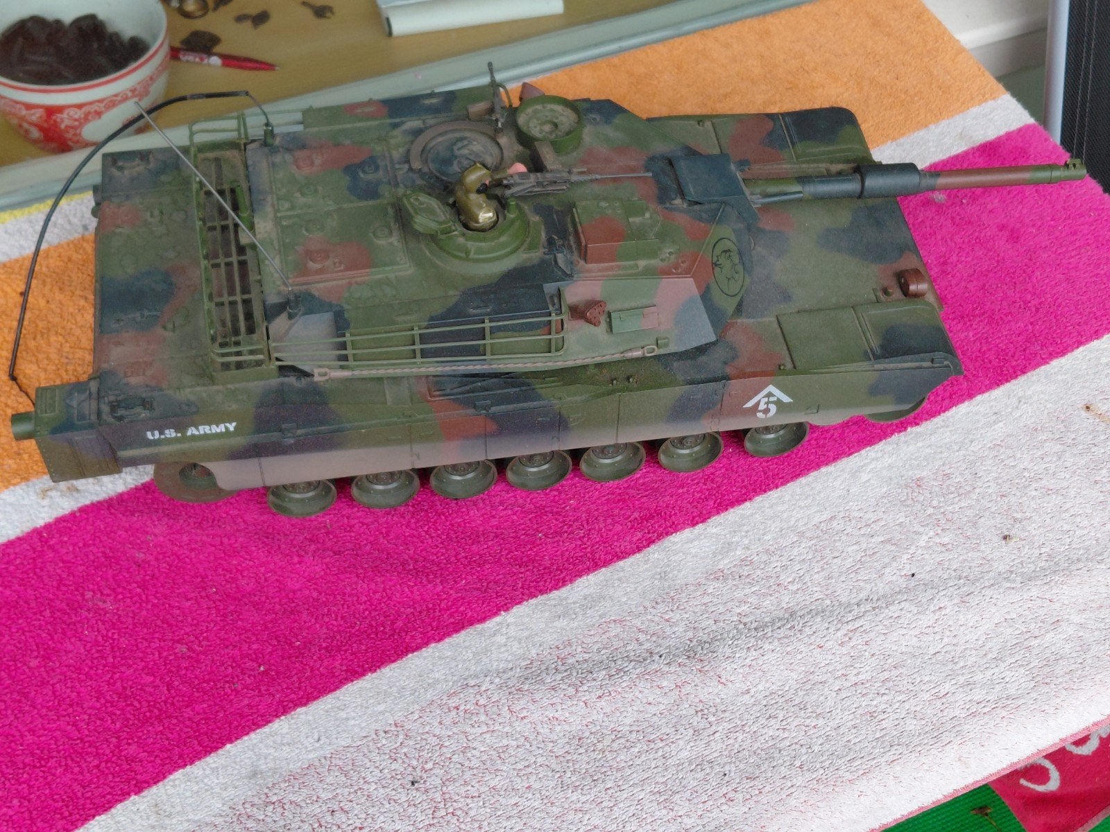Tank M1A1 Abrams ( Amerikaanse tank), Ophalen of Verzenden, Groter dan 1:32, Tank, Overige merken
