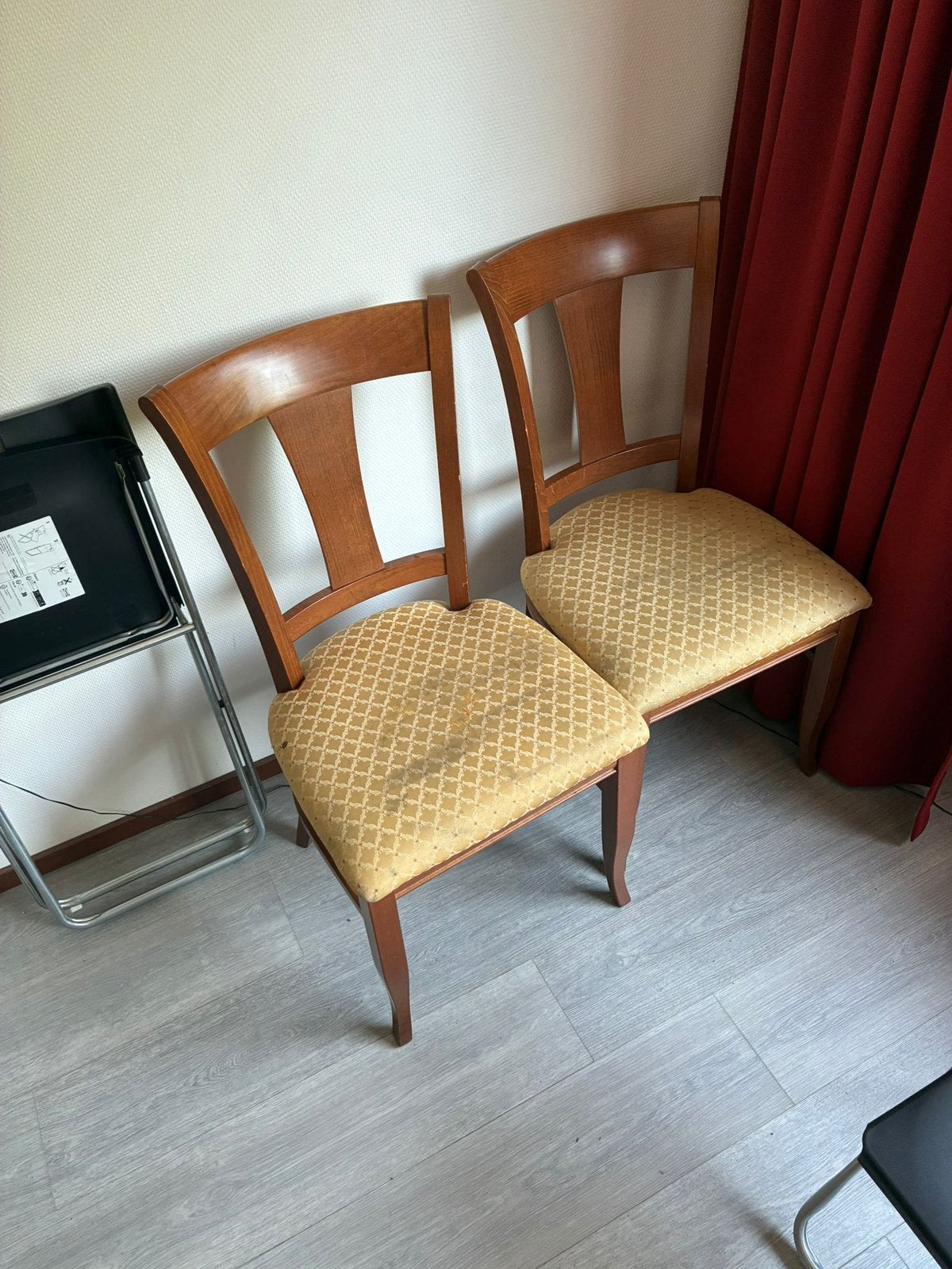 Twee eetkamer stoelen, Ophalen
