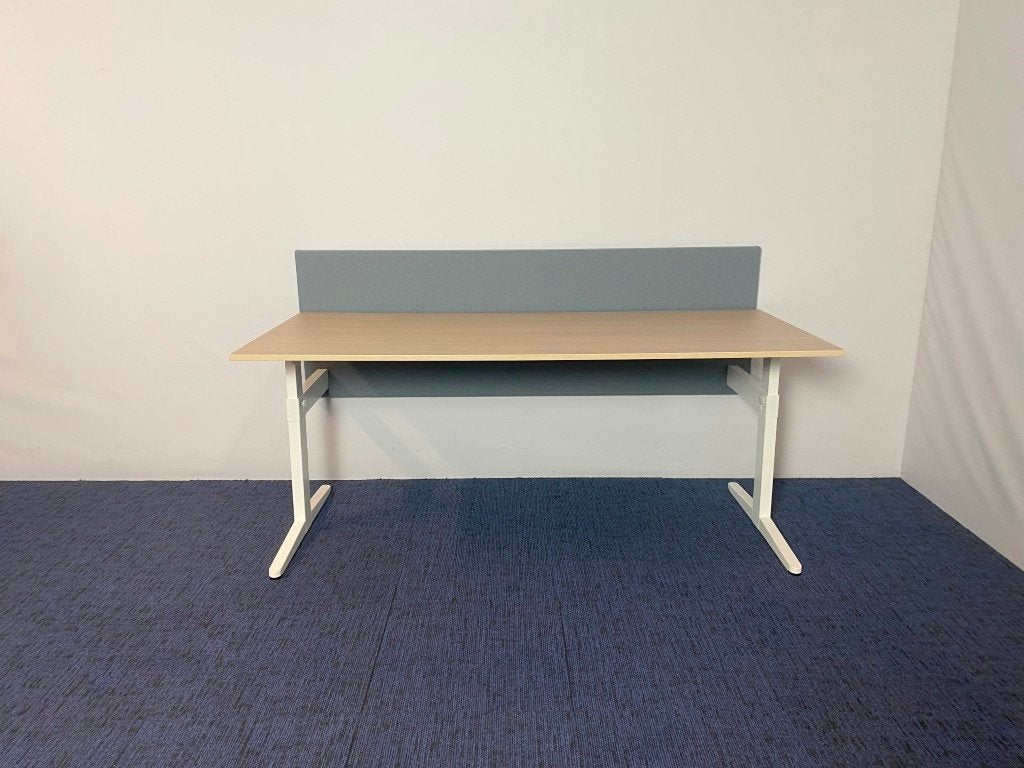 1 x Bureau Ahrend (incl. akoestische wand), 180 x 80 cm.