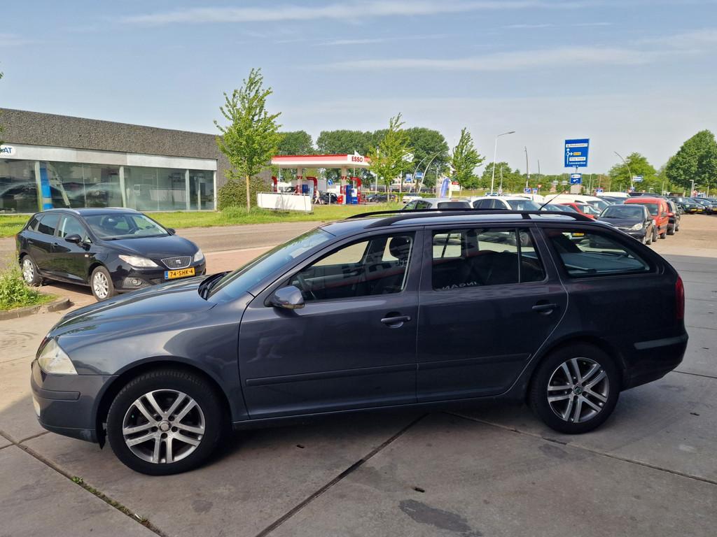 Skoda Octavia Combi 1.6 FSI Ambiente - Trekhaak - Cruise - C, Auto's, Skoda, Voorwielaandrijving, Gebruikt, Zwart, 4 cilinders