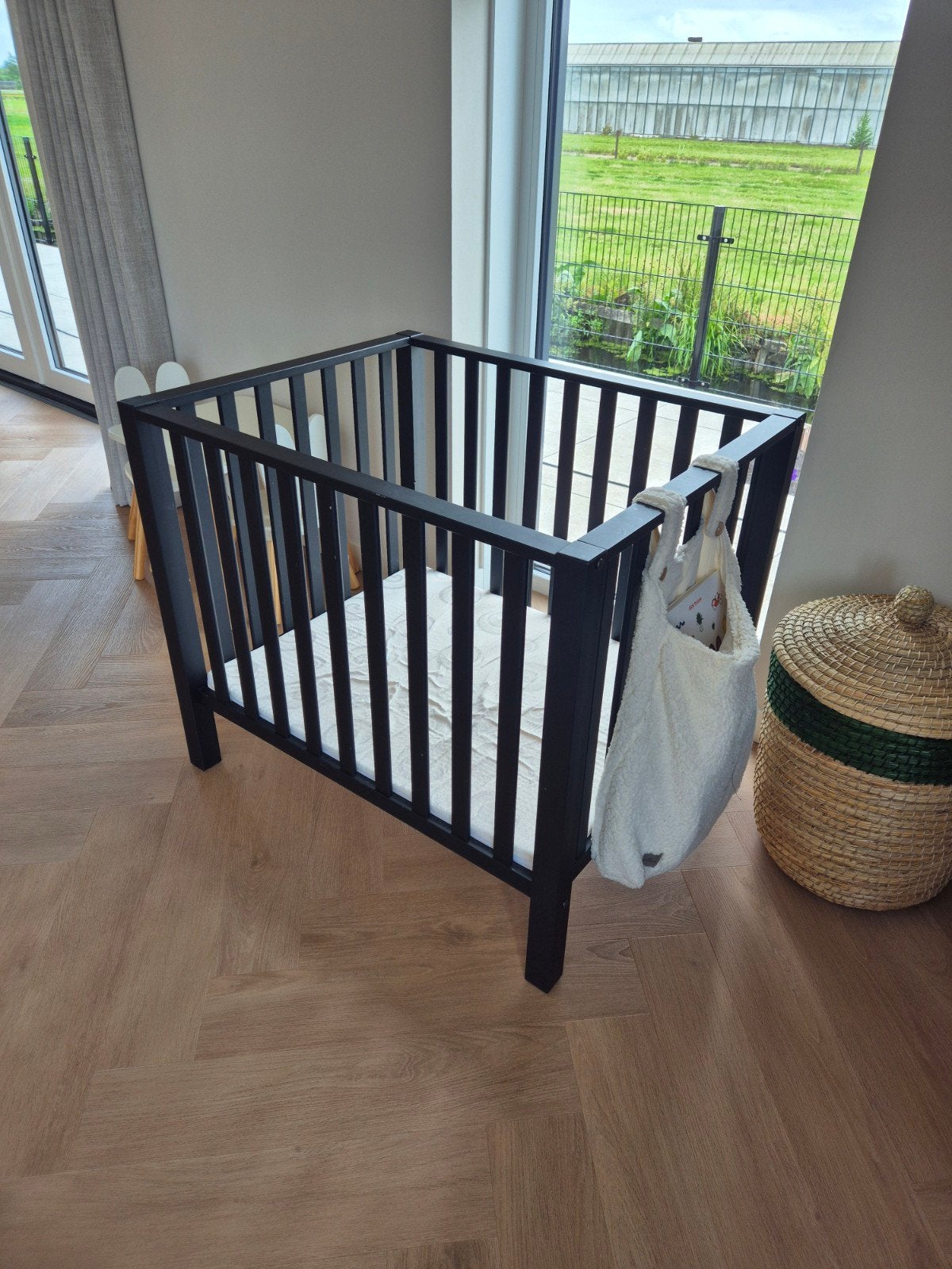 Zwarte houten babybox met mat en opbergtas, Kinderen en Baby's, Boxen, Ophalen, Zo goed als nieuw, Vierkant, Boxkleed