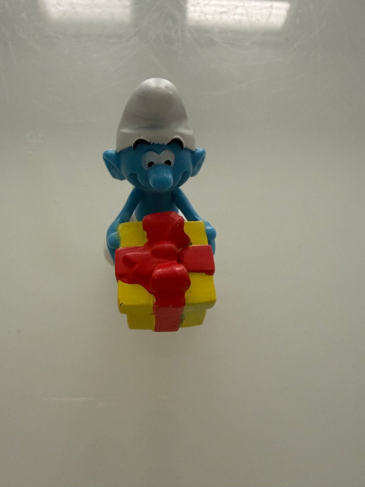 Smurf met Cadeau - Vintage Figuurtje, Verzamelen, Ophalen of Verzenden, Gebruikt, Overige Smurfen, Poppetje, Figuurtje of Knuffel