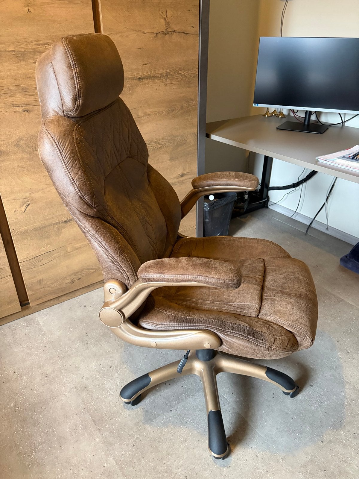 Stoere bruin leren bureaustoel met gouden details, Huis en Inrichting, Bureaustoelen, Ophalen, Gebruikt, Bruin, Bureaustoel