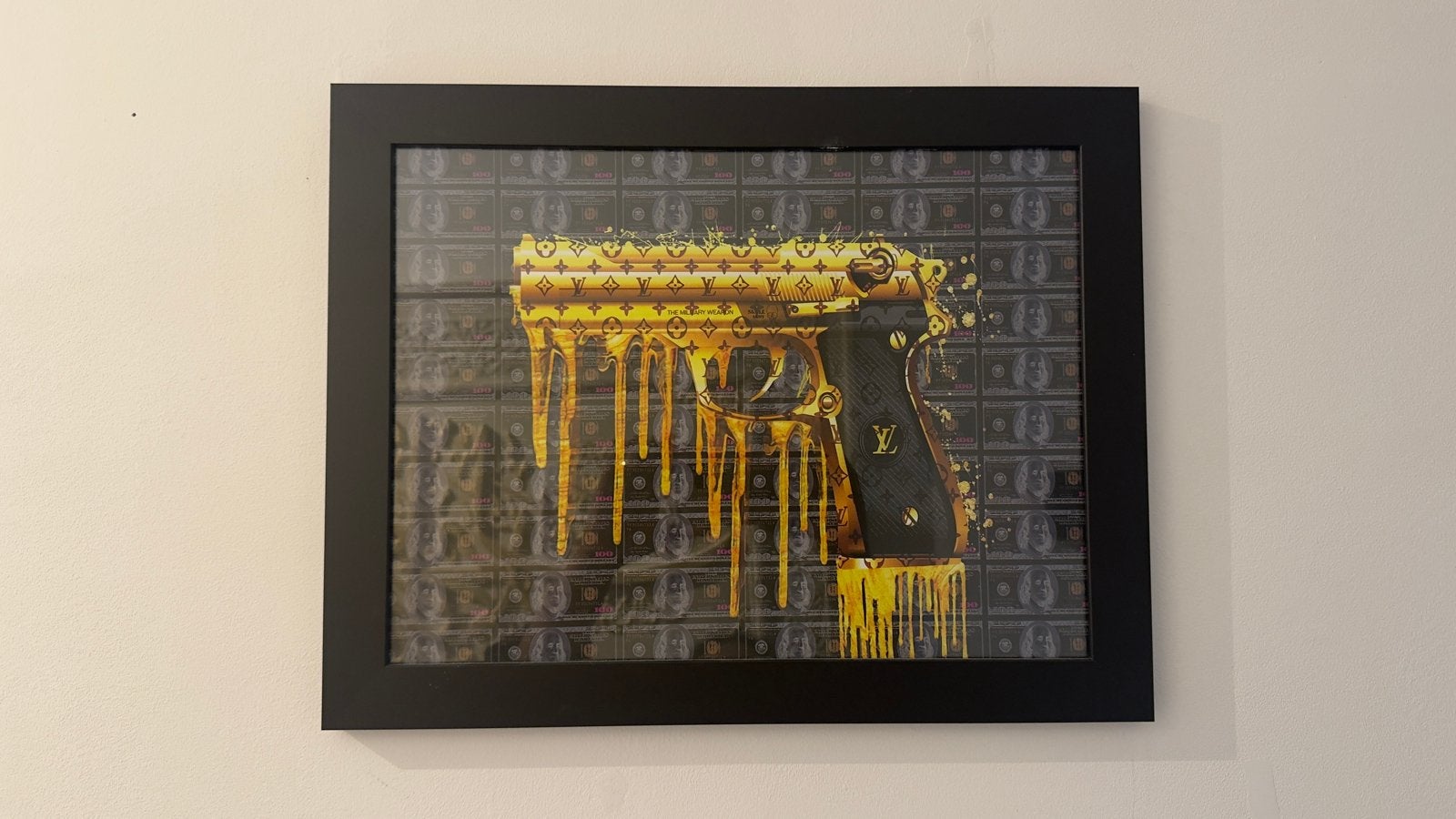 Modern kunstwerk: Gouden pistool op dollarbiljetten, Overig onderwerp, Ophalen of Verzenden, Ingelijst, Print