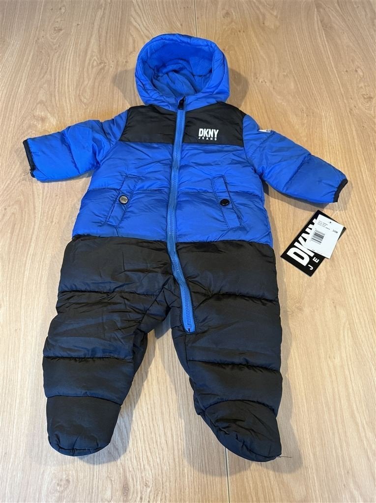 DKNY sneeuwpak Blauw & Zwart 3-6 Maanden Capuchon, Sport en Fitness, Skiën en Langlaufen, 160 tot 180 cm, Verzenden, Zo goed als nieuw