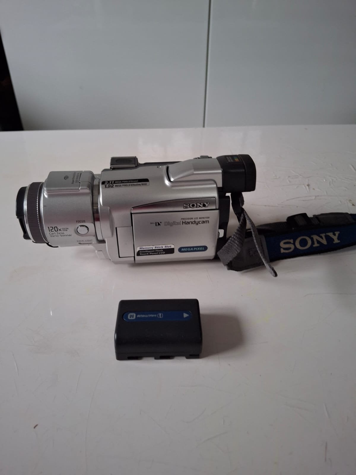 Sony DCR-TRV14E Digital8 Handycam met accessoires