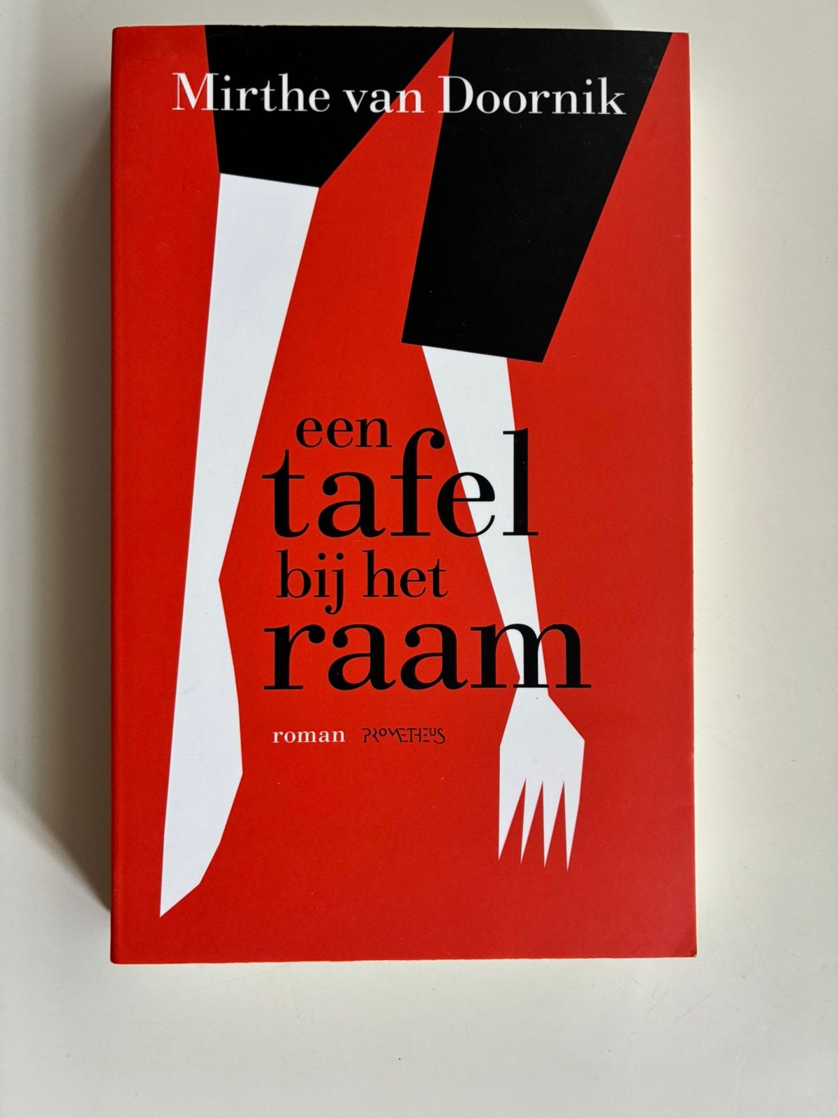 Mirthe van Doornik - Een tafel bij het raam, Ophalen of Verzenden, Zo goed als nieuw, Mirthe van Doornik