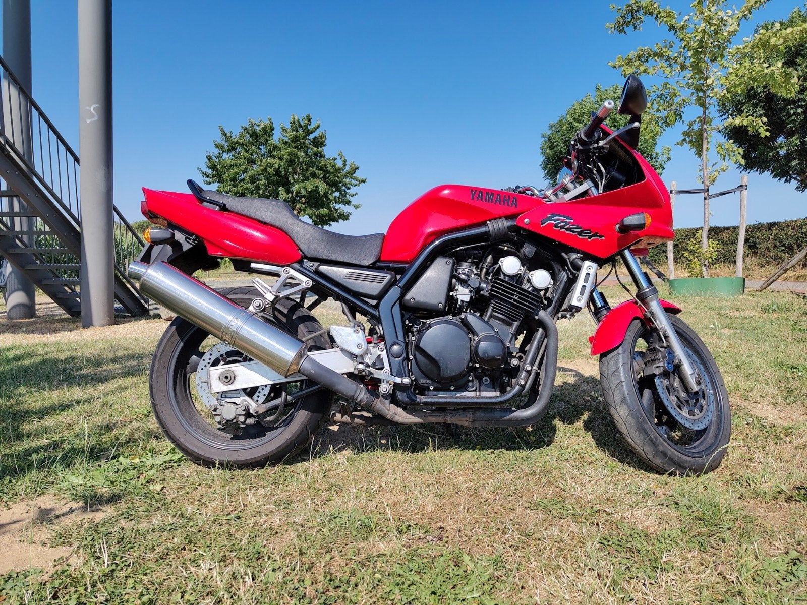 Yamaha Fazer 600 Rood - Nette staat, nieuwe accu, 4 cilinders, Gebruikt, Meer dan 35 kW, Minimaal motorrijbewijs A2