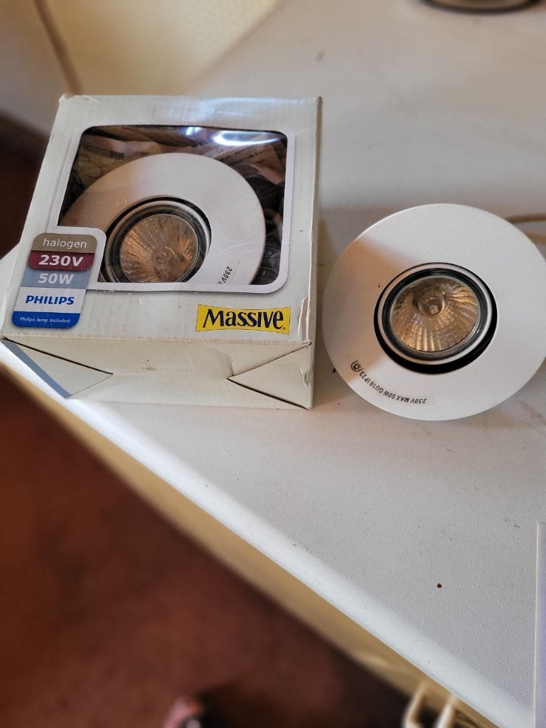 Nieuw Massive 2 x nieuwe spots 50W, Huis en Inrichting, Lampen | Spots, Geschikt voor plafondmontage, Overige merken, Nieuw, Ophalen of Verzenden