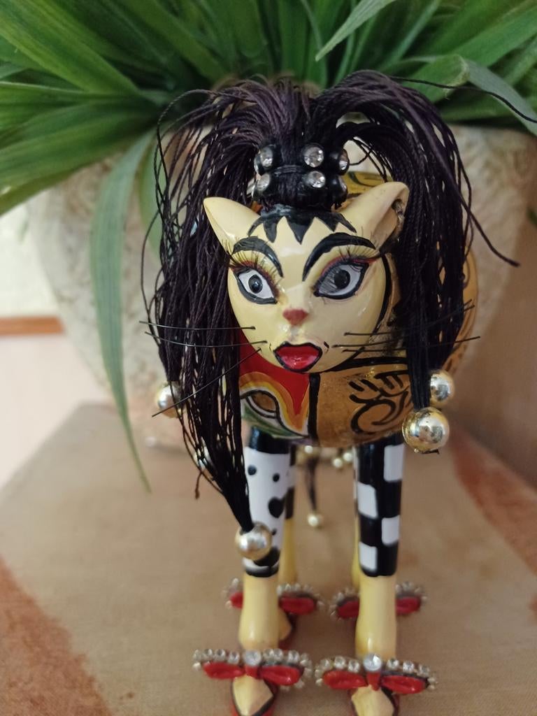 Toms Drag Kat Poes - Uniek en Kleurrijk Beeldje, Ophalen of Verzenden, Zo goed als nieuw, Hond of Kat, Beeldje of Figuurtje