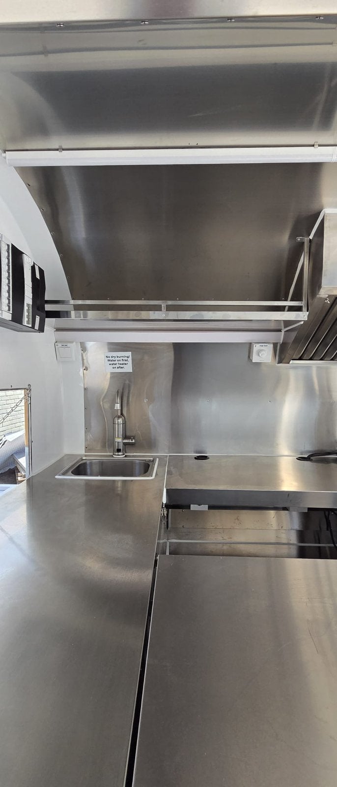 Foto 12 van Foodtruck / Verkoopwagen/ Snackwagen (instapklaar zgan)